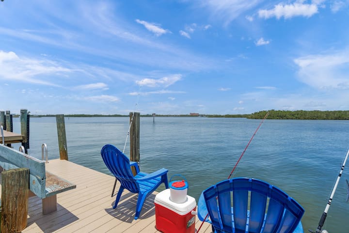 Pelican At Coastal Breeze | Bay Views | Dock & Fishing | Free Activities | Siesta Key - Venice, FL