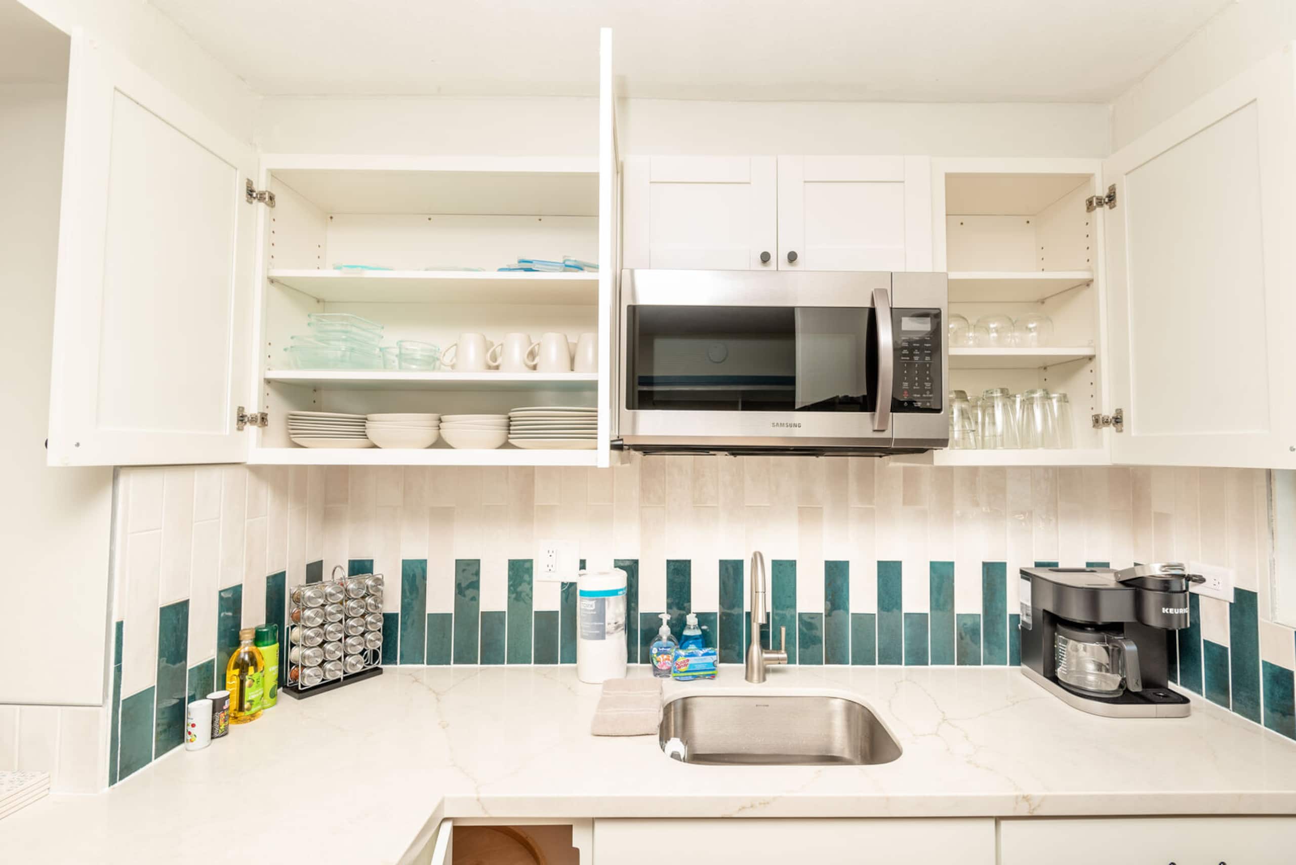 Condo in Honolulu · ★4.7 · 2 bedrooms · 3 beds · 1 bath - Image 3