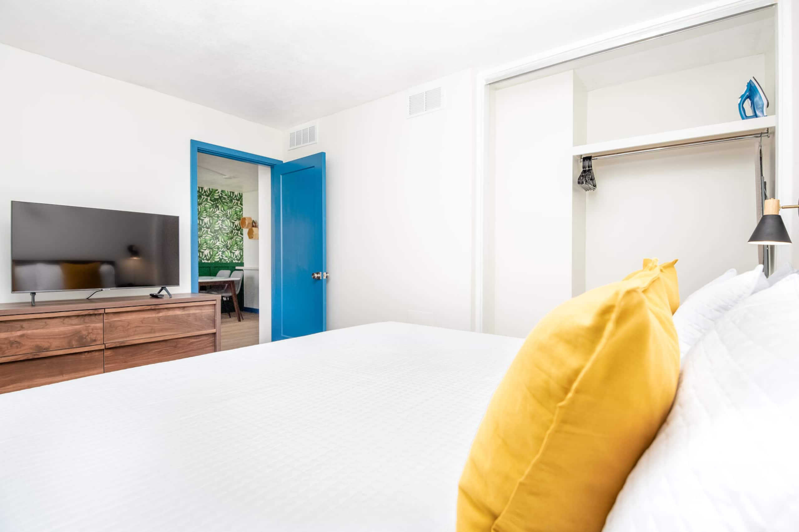 Condo in Honolulu · ★4.7 · 2 bedrooms · 3 beds · 1 bath - Image 10