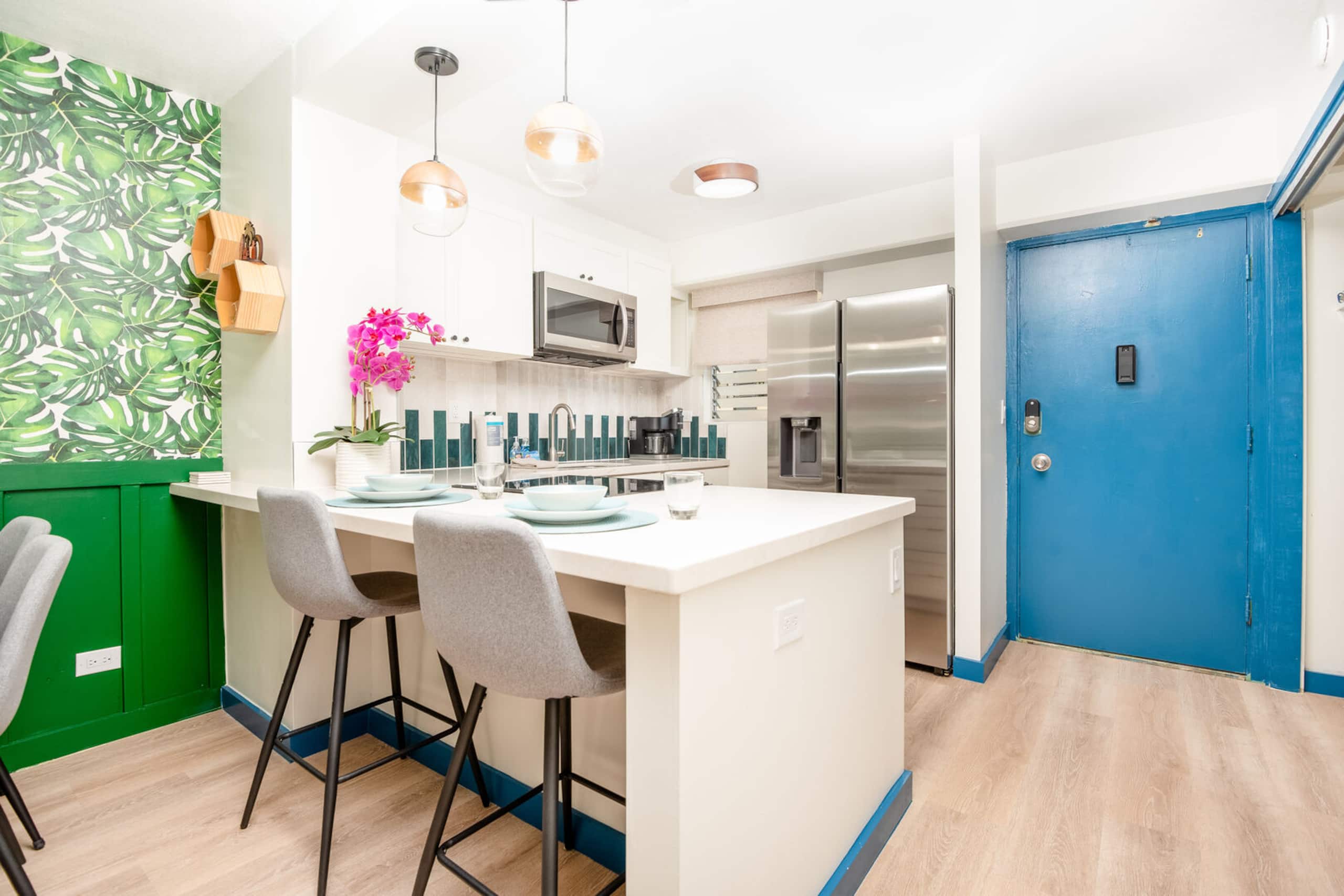 Condo in Honolulu · ★4.7 · 2 bedrooms · 3 beds · 1 bath - Image 2