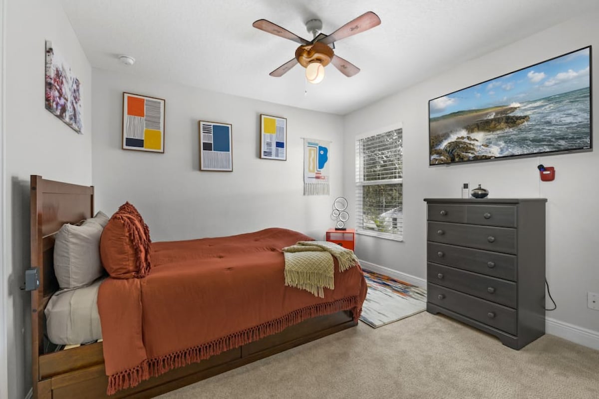 [Dhoma e gjumit #5] ~ Krevat dopio "Queen", krevat tek (me dalje), televizor inteligjent, ventilator tavani, nuanca që errësojnë dhomën