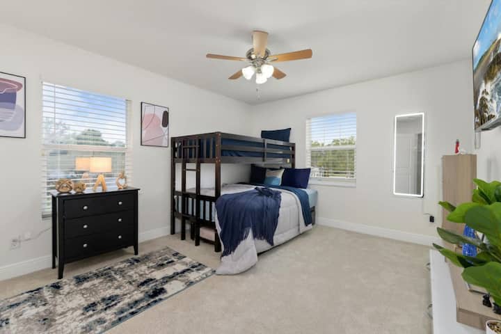 [Bedroom #6] ~ Letto matrimoniale grande e letto matrimoniale (letto a castello), letto singolo (estraibile), Smart TV

