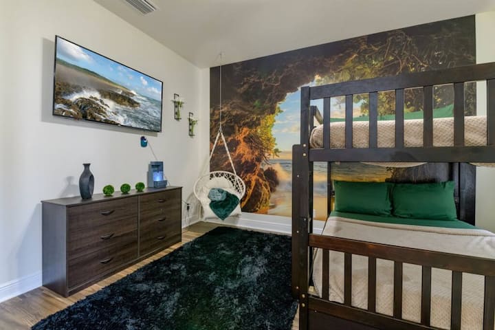 [Bedroom #2] ~  Due letti matrimoniali (a castello), letto singolo (estraibile), Smart TV