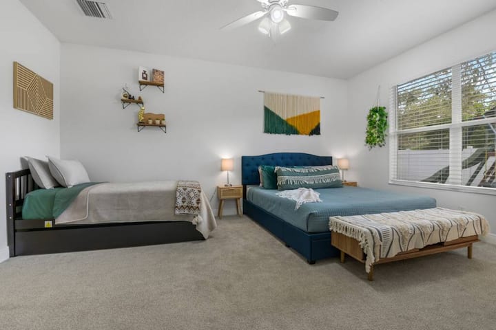 [Bedroom #1] ~ Letto matrimoniale grande, 2 letti singoli (estraibili), Smart TV, materassi in bambù di alta qualità, biancheria in cotone egiziano
