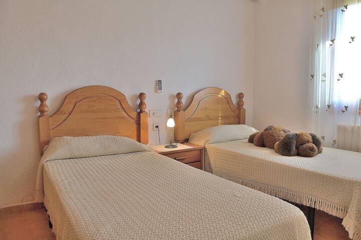 Vila má izbu s dvoma lôžkami