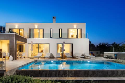 Popular Airbnb listing: Villa Aristea with sea view, jacuzzi&infinity pool in Ripenda Kosi