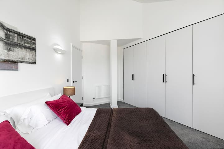 Deluxe Three-Bedroom Penthouse in Bayswater