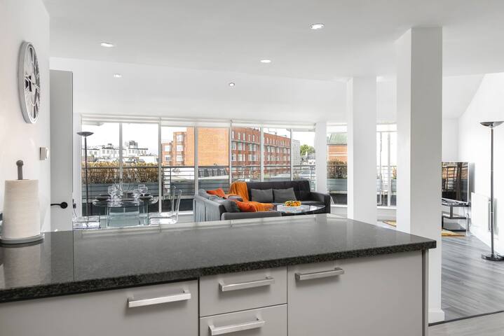 Deluxe Three-Bedroom Penthouse in Bayswater gallery image 4
