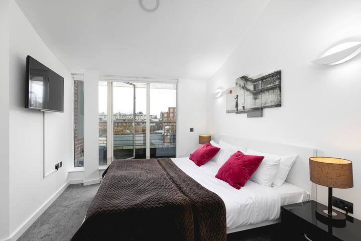 Deluxe Three-Bedroom Penthouse in Bayswater gallery image 5