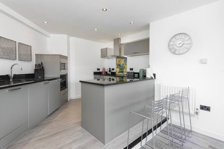 Deluxe Three-Bedroom Penthouse in Bayswater gallery image 3