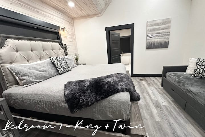 Dhoma e gjumit 1 ka një krevat dopio dhe një krevat dopio