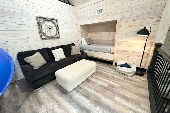 Relaksohu në stil në loft me krevatin dopio dhe një divan dopio "queen" në loft.