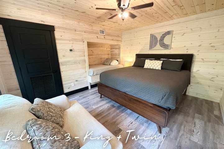 Dhoma e gjumit 3 përfshin një krevat dopio dhe një krevat dopio, të vendosur lart në loft.