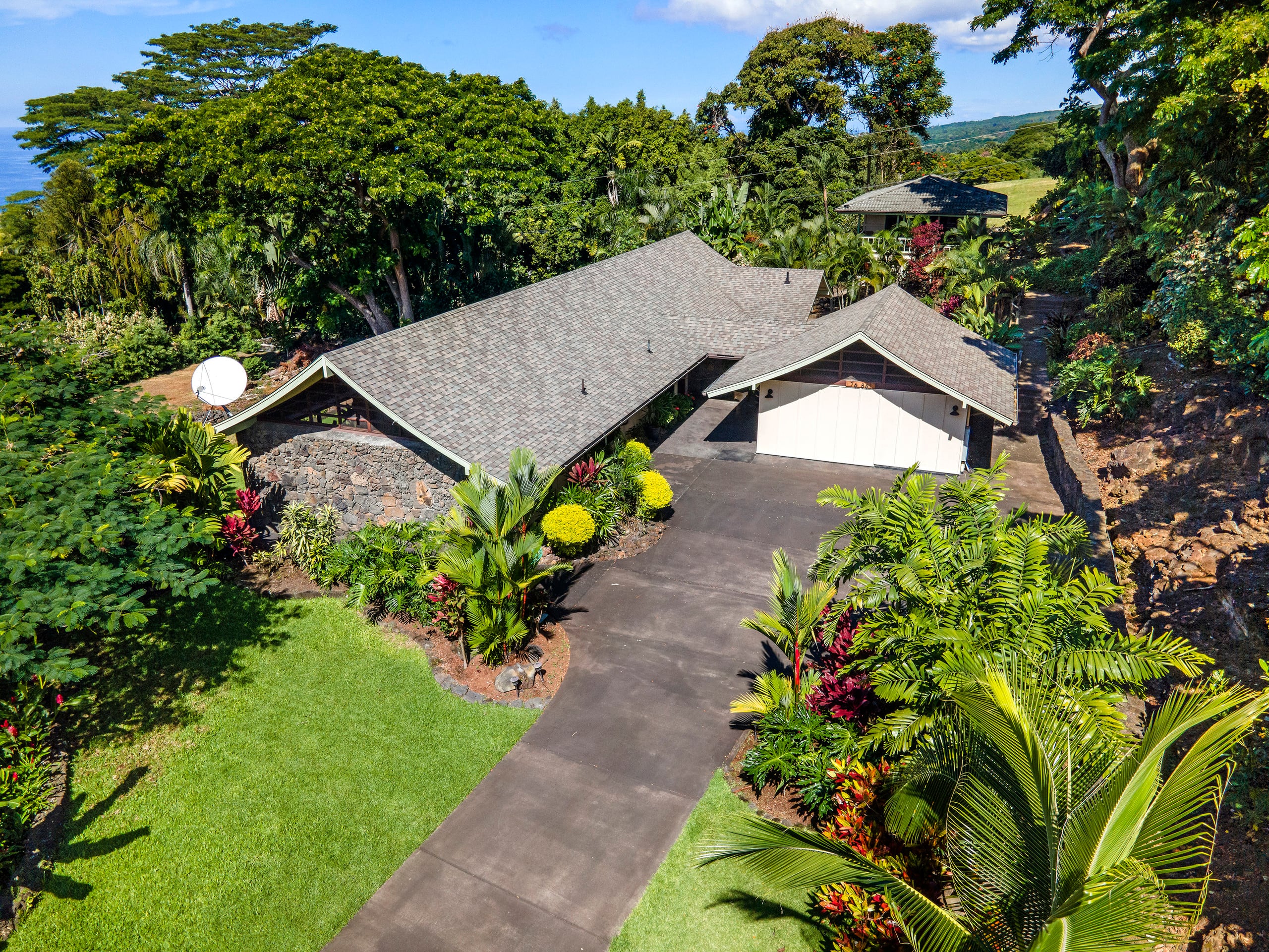 Home in Kailua-Kona · ★4.96 · 4 bedrooms · 5 beds · 3.5 baths - Image 60