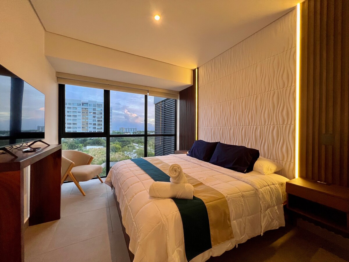 Chambre principale avec lit King Size, Armoire et salle de bain 