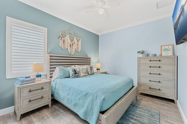 ზემო სართულზეა კიდევ 3 სუიტა, თითოეულში კი არის 65‑დუიმიანი სმარტ‑ტელევიზორი და საკმარისი საცხოვრებელი სივრცე. 