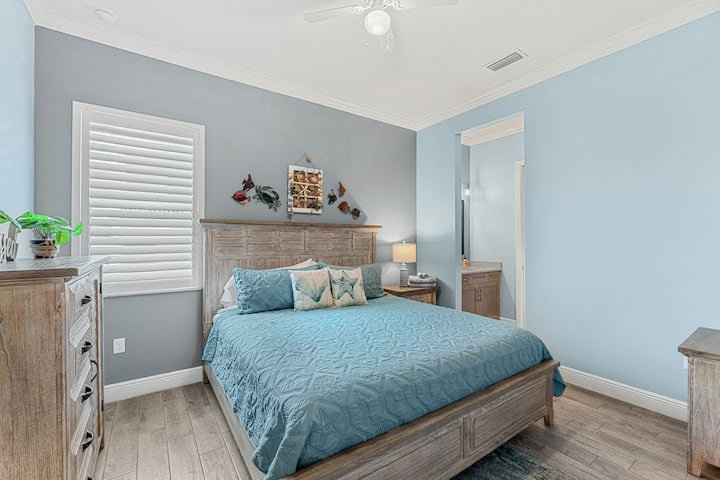 სი‑ჰეივენში მდებარე ყველა ლუქს‑კლასის ნომერი, რომელშიც საძინებელი ოთახი დიდი საწოლითაა, მოწყობილია კომფორტის, პირადი სივრცისა და საკუთარი ნივთების შენახვისთვის საკმარისი ადგილის გათვალისწინებით. 