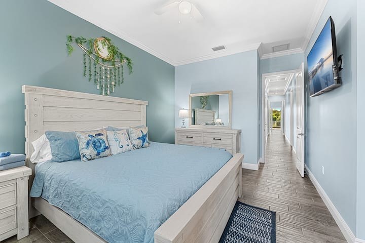 Sea Haven‑ში 4‑ვე საძინებელს აქვს 183×213 სმ ზომის საწოლი და 65‑დუიმიანი სმარტ‑ტელევიზორი.