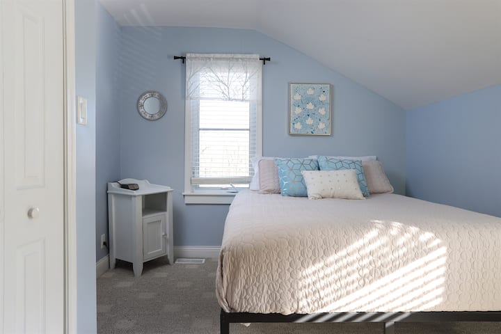Bedroom 2 - Queen Bed