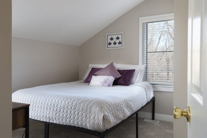 Bedroom 3 - Queen Bed