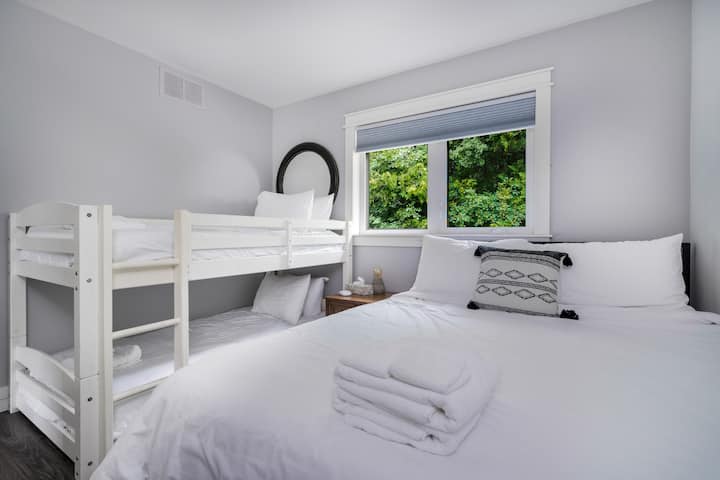 ห้องนอนที่สามเป็นที่ตั้งของเตียงควีนไซส์และชุดเตียงแฝดเหนือเตียงสองชั้นคู่ ห้องนอนแต่ละห้องมีพื้นที่จัดเก็บสำหรับข้าวของของคุณ