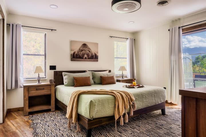 ¡El dormitorio principal de la planta principal tiene acceso directo a la terraza del patio y unas vistas impresionantes!