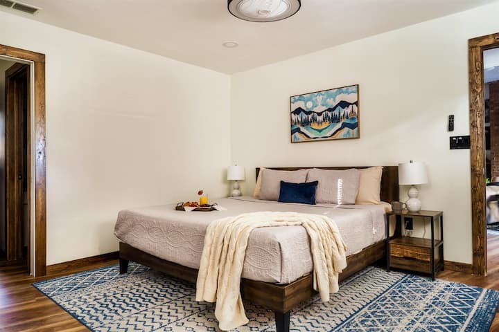 Camas tamaño king en todas las habitaciones, por lo que mimarse es una opción, no una necesidad ;)