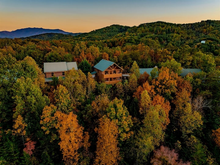 Family Cabin Near Dollywood | Game Rooms, Hot Tub - Pigeon Forge, TN