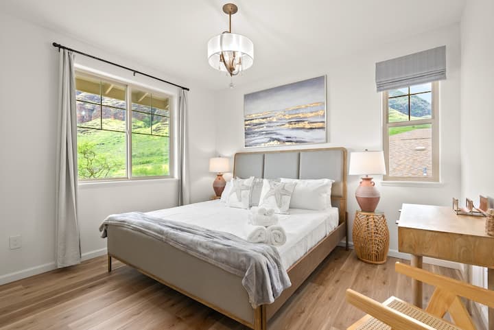 Habitación cómoda con iluminación natural brillante