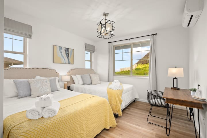 Amplia habitación con dos camas individuales y sábanas limpias.