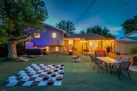 Cabin in the City! Hot tub | Fire Pit | Theater