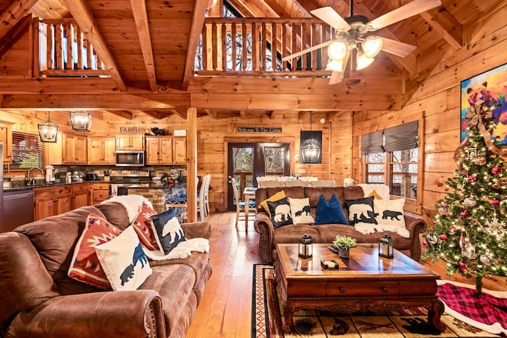 3 Primary Suites, Amazing Location, Hot Tub - Pigeon Forge, TN