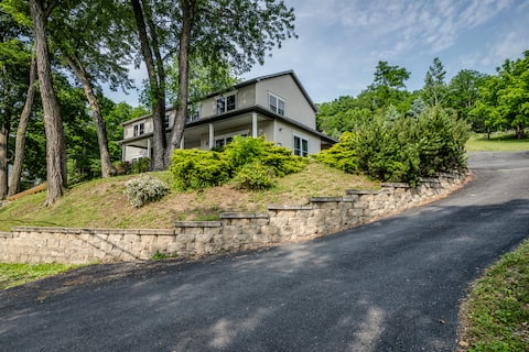 Happy Daze: lake home on Keuka Lake, EV charger