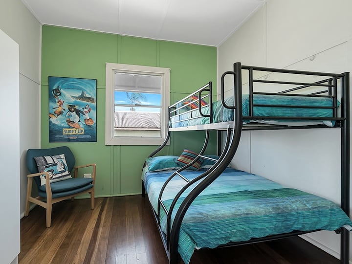 Chumba cha pili cha kulala kilicho na ghorofa mbili na ghorofa moja.