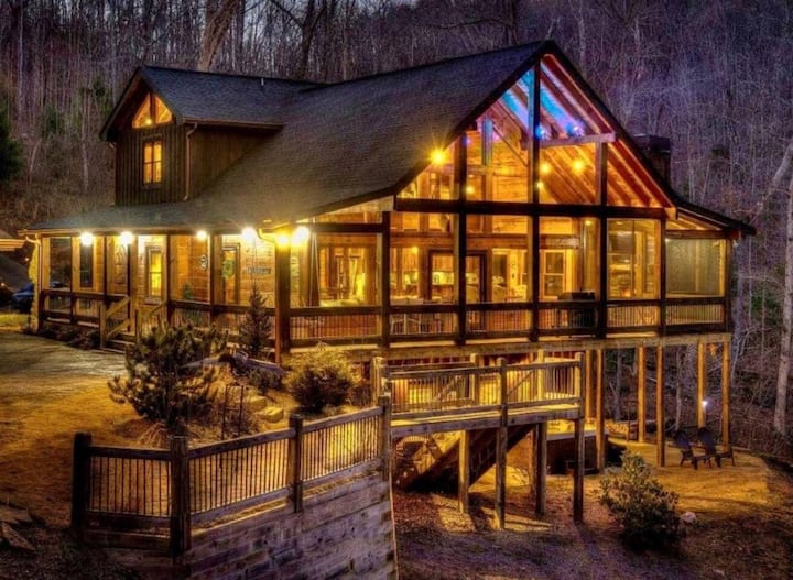 Blue Creek Lodge King beds, hot tub, game room! Cabins for Rent in