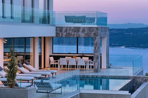 Popular Airbnb listing: Villa Ateneum with sea view, jacuzzi&infinity pool in Ripenda Kosi