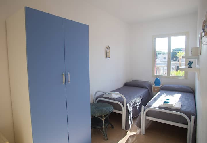 Twin room with 2 single beds