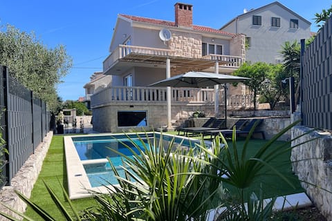 Villa Moreta with heated pool, sauna, hot-tub