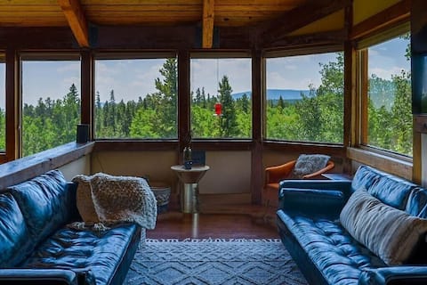 Popular Airbnb listing: 25mi Breck l Sauna l Views l Pizza Oven l King Bed in Fairplay