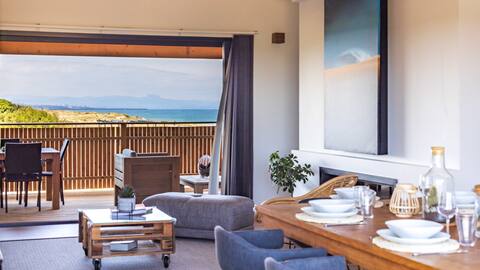 Exceptional ocean view, direct beach access