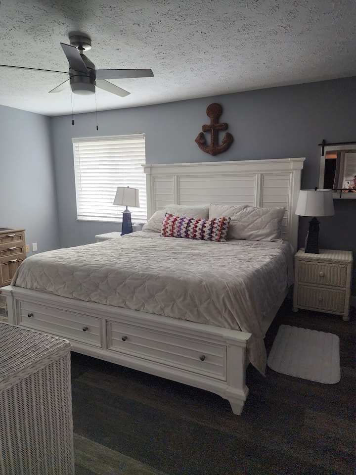 Krevat dopio "king size" me dyshek të lartë shumë të rehatshëm.