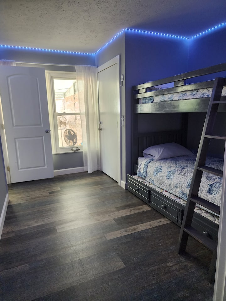 Krevat marinar me tre krevate me dyshekë me cilësi të lartë.