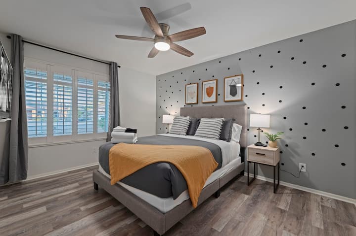 Segundo dormitorio con cama tamaño queen y su propio televisor inteligente. 