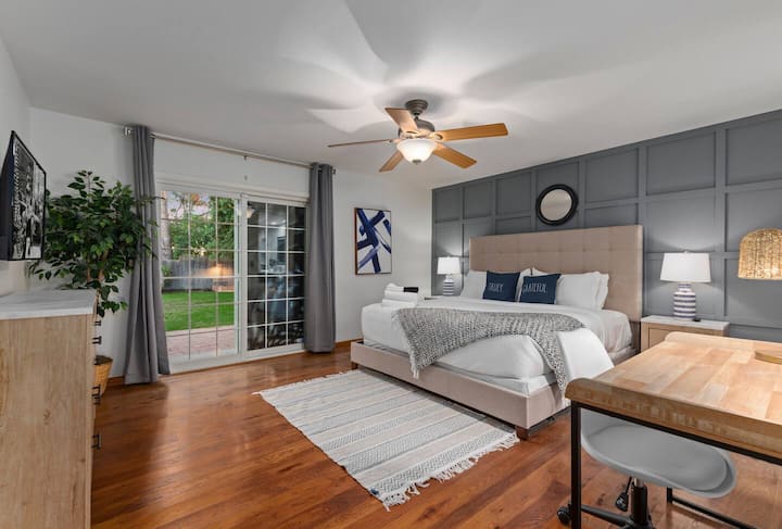 Dormitorio principal con una cama tamaño king y su propio televisor inteligente.  Baño adjunto y vestidor