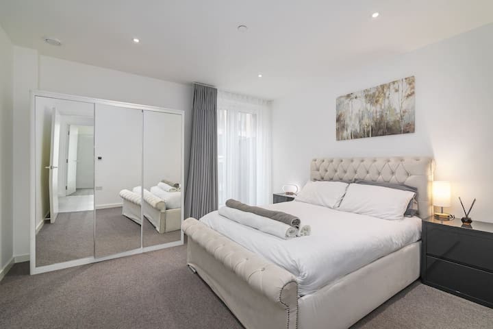 Luxury Spacious Flat with Communal Gardens Parking gallery image 3