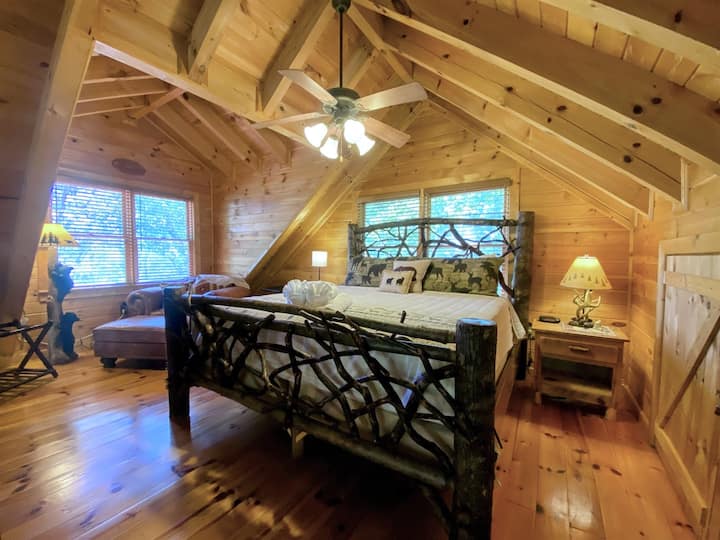 Chumba cha kulala cha Loft King Master kilicho na ziwa na mandhari ya milima yenye safu