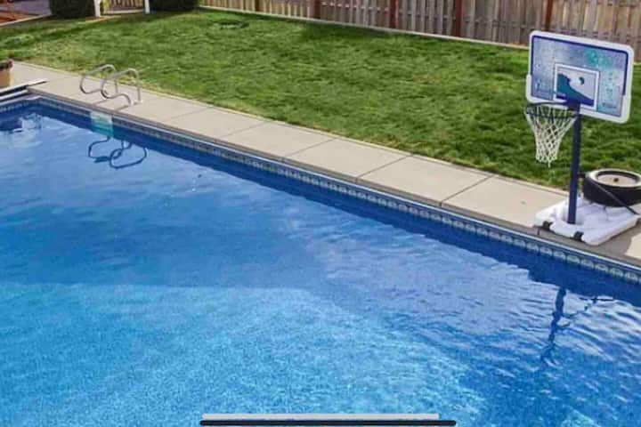 Family Fun Pool Arcade Massage Chair Houses for Rent in