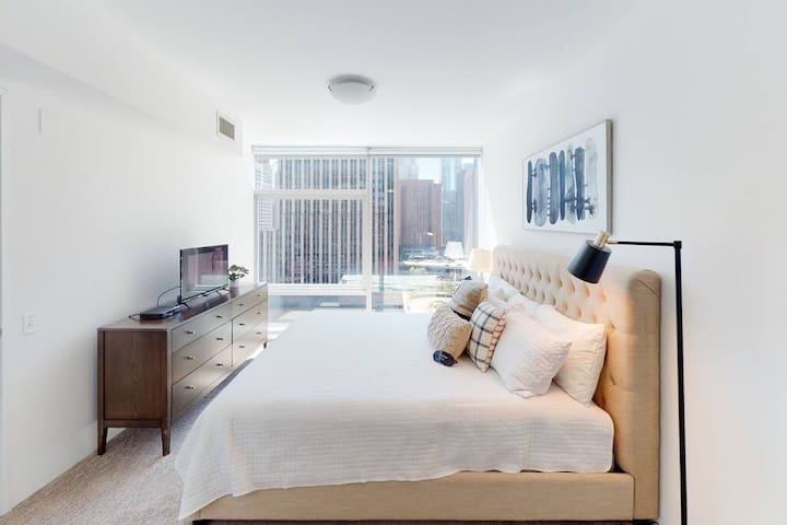 Gorgeous Corner 2 Bedroom off the Magnificent Mile