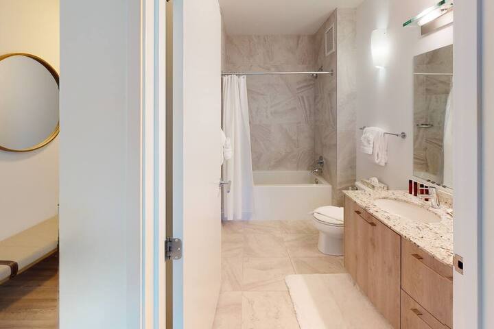 Gorgeous Corner 2 Bedroom off the Magnificent Mile gallery image 4