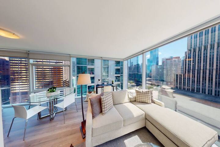 Gorgeous Corner 2 Bedroom off the Magnificent Mile gallery image 3
